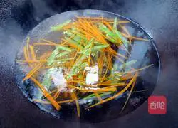 Illustration of how to make fried rice noodles with onion and double shreds 4