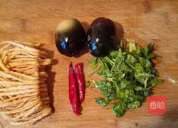 Illustration of how to make rice dumplings with preserved eggs 1