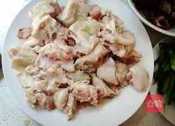 Illustration of braised chicken with mushrooms and oyster sauce 5