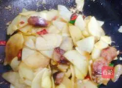 Illustration of how to make sausage and potato slices in a dry pot 5