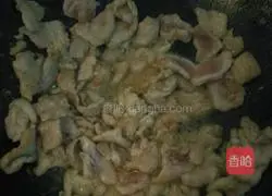 Illustration of how to make three fresh braised noodles 4