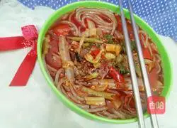 Illustration of how to make spicy and sour kimchi noodles 1