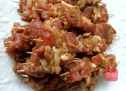 Illustration of how to make mutton skewers 4