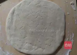 Illustration of how to make pizza without an oven (pan and electric baking pan are used together)