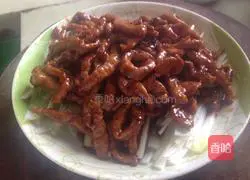 Illustration of how to make fake Beijing sauce shredded pork 11