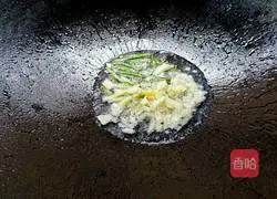 Illustration of how to make fried rice noodles with onion and double shreds 6