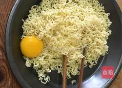 How to make instant noodle pizza 1