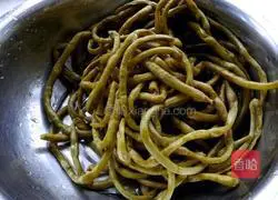 Illustration of how to make green peppers and stir-fry kimchi 1