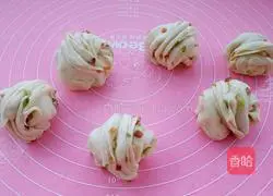 Illustration of how to make bacon rolls 16