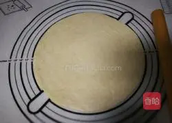 Illustration of how to make ham ring sausage pizza 8
