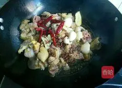 Illustration of how to make braised chicken with dried beans and chicken 6