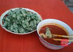 Illustration of how to dip Shanxi pasta into slices 3