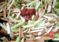 Illustration of how to make celery and dried tofu 11