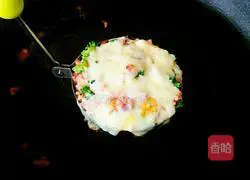 Illustration of how to make fried egg and ham pizza 11