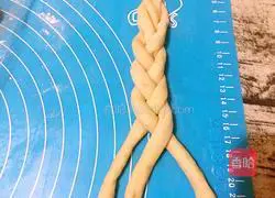 Illustration of how to make garland bread 12