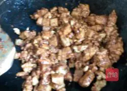 Illustration of how to make diced chicken with peach kernel sauce 4