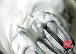 Illustration of how to make cream strawberry cake 8