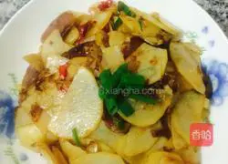 Illustration of how to make sausage and potato slices in a dry pot 6