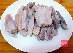 Illustration of how to make pork belly lettuce buns 3