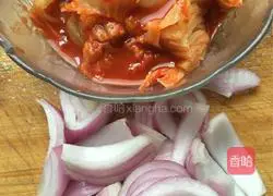 Illustration of how to make kimchi pork ribs pot 2