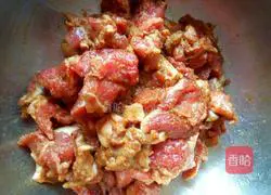 Illustration of how to make mutton skewers 3