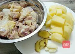 Illustration of how to make potato braised chicken 2