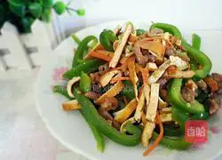 Illustration of how to stir-fry shredded pork with dried green pepper 10