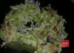 Illustration of how to make black pepper fried rice noodles 3