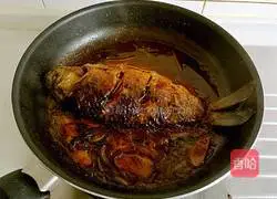 Illustration of how to cook crucian carp with green onions 15