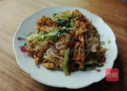 Illustration of how to make fried rice noodles with eggs, lettuce and rice noodles 10
