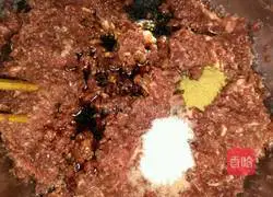 Illustration of how to make donkey meat and celery steamed dumplings 11