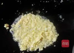 Illustration of how to make three-strand fried rice noodles 6