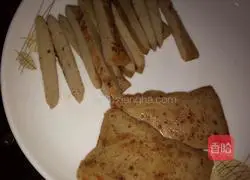 Illustration of how to stir-fry shredded pork with dried tofu and green pepper 2