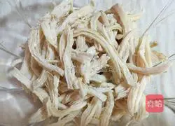 Illustration of how to make cold shredded chicken 3