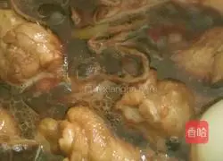 Illustration of braised chicken legs with tea tree mushrooms 11