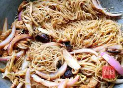 Illustration of how to make fried rice noodles with mushrooms and eggs 9