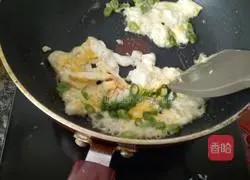 Illustration of making braised noodles with egg sauce 4