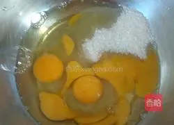 Illustration of how to make old-fashioned waterless cupcakes 3