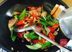 Illustration of how to stir-fry bacon with green pepper 6