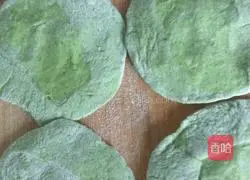 Illustration of how to cook bread with vegetable juice 5