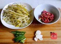 Illustration of how to make stir-fried meat with spring bamboo shoots 5