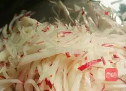 Illustration of how to make shredded radish with scallion oil 10