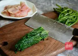 Illustration of how to make bacon rolls with abalone sauce, chrysanthemum and bacon rolls 4