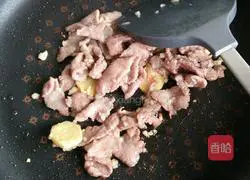 Illustration of how to make vinegar-based pork slices and okra 5