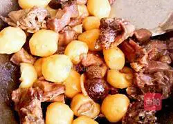 Illustration of how to make braised chicken with small potatoes 8