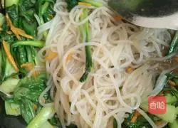 Illustration of how to make vegetarian fried rice noodles 4
