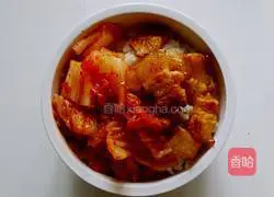 Illustration of how to make spicy kimchi bibimbap 6