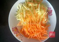 Illustration of how to make fried noodles with shredded potatoes 2