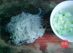 Illustration of how to make fried vermicelli with kimchi 2