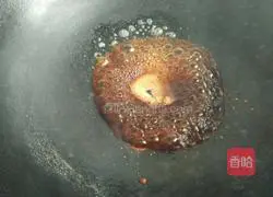 Illustration of how to stuff pork with braised oil and gluten 9